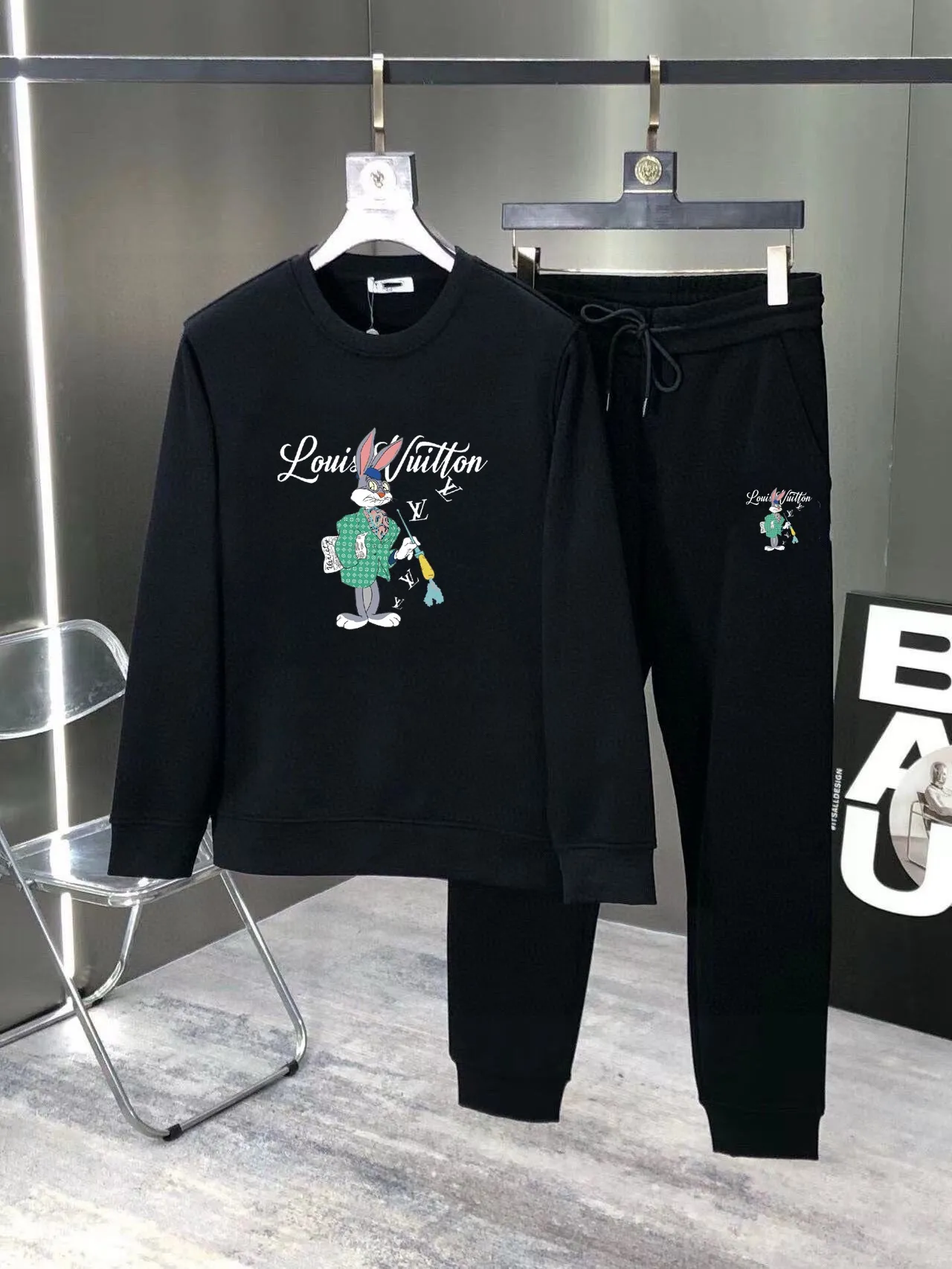 🅿️380 [LV Louis Vuitton] (Fat Man Gospel) hot-selling suit is coming. Focus on the original version of the official website. 2025 new hot-selling sweatshirt suit. The original order is hard to buy🇭🇰. It is the meticulous work of top designers for a fitting and perfect upper body effect. All-natural high-quality Roman cotton 100%, close-fitting comfort, noble and elegant! Original hardware embodies elegance and nobility! Counter size: M-5XL (maximum wear up to 220 pounds)